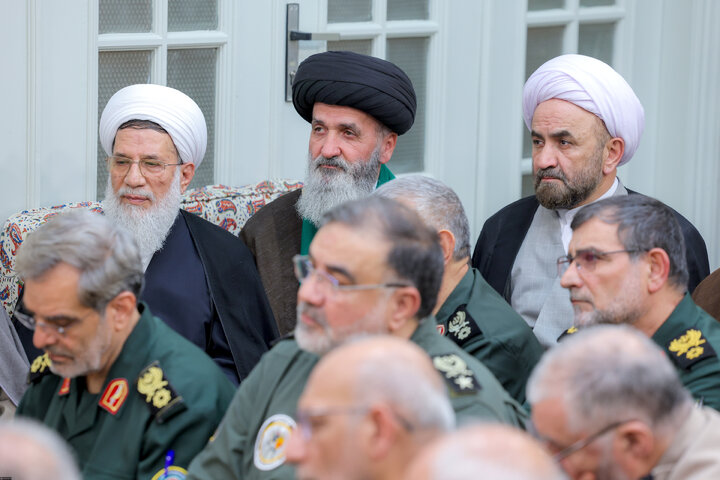 Photos: Imam Khamenei meets with commanders of Armed Forces