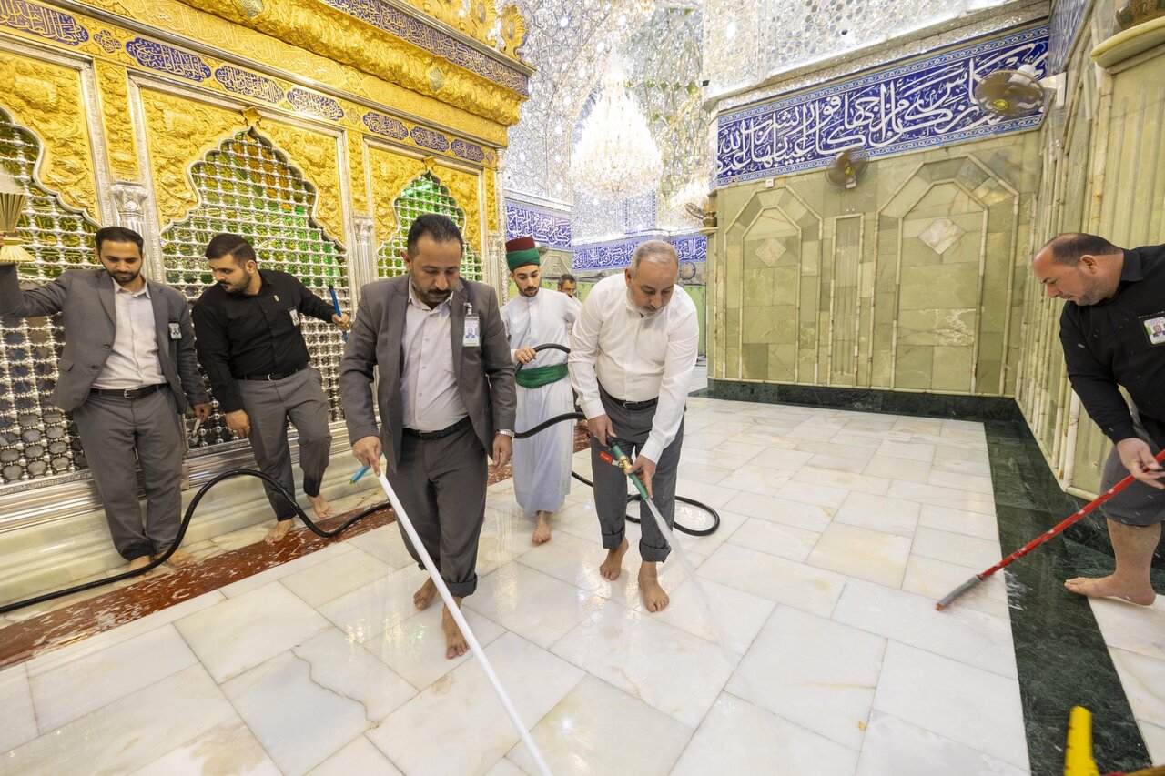 Staffs of Al-Abbas holy shrine finish work of washing the shrine (+Photos)