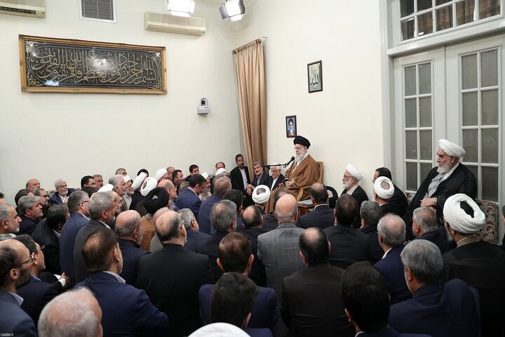 Imam Khamenei receives lawmakers