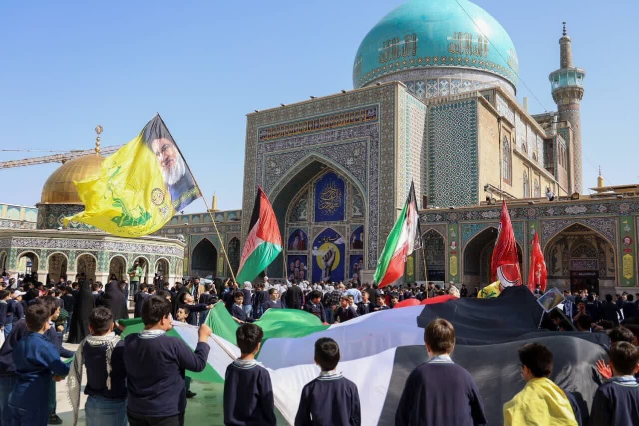 Schoolchildren chant in support of Gaza in Imam Reza holy shrine
