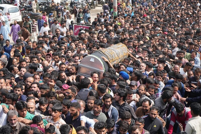 Video: Magnificent funeral of Ayatollah Mousavi, prominent Shia scholar of Kashmir