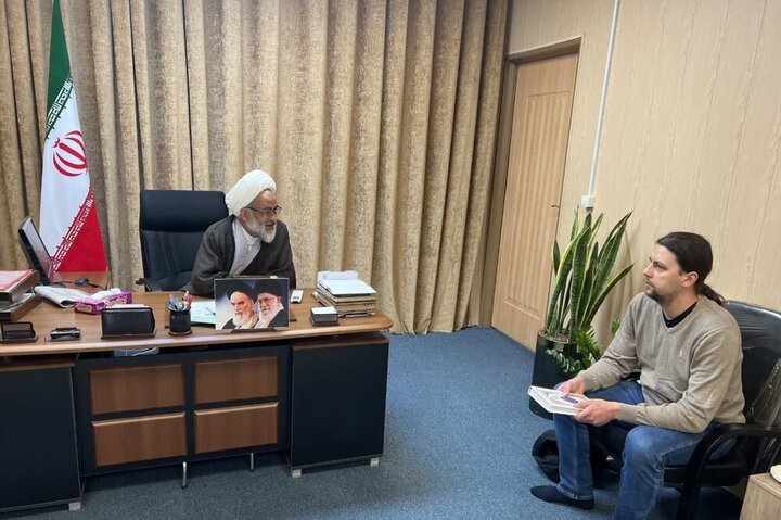 یک تجربه معنوی در سیرجان؛ گردشگر لهستانی به جمع مسلمانان پیوست