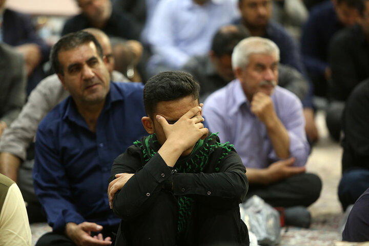 گزارش تصویری | عزاداری زائران حرم بانوی کرامت در ظهر شهادت امام صادق (ع)