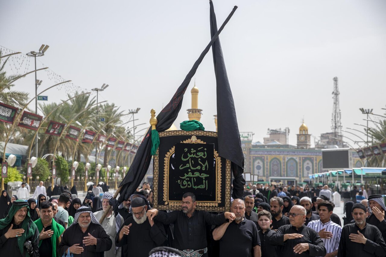 Karbala people mourn symbolic coffin of Imam Al-Sadiq at Bayn al-Haramayn