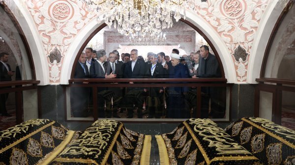 Photos: Iran President visits Bibi-Heybat shrine in Baku