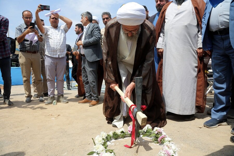کلنگ اولین مسجد نهضت ملی مسکن قم با حضور آیت‌الله فقیهی زده شد/ مساجد باید مرجع رسیدگی حلّ مشکلات مردم باشد