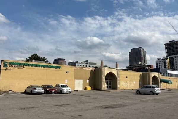 3 people injured following stabbing at downtown mosque in Hamilton