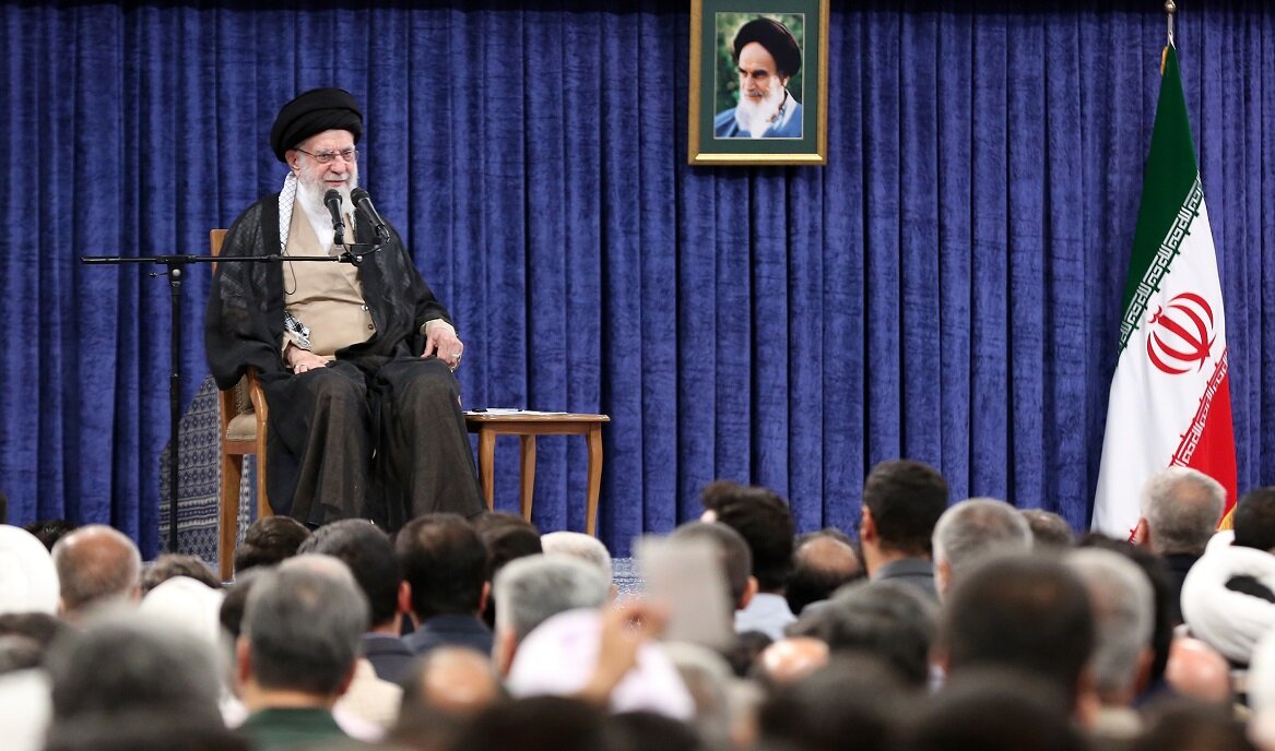 رهبر انقلاب: هیچ منفعتی برای امت اسلامی بالاتر از اتحاد نیست