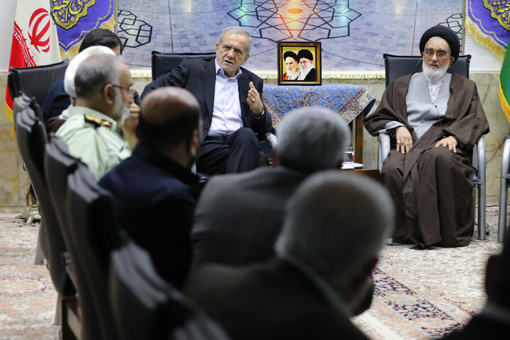 Photos: Pres. Pezeshkian visits Hazrat Masoumeh holy shrine in Qom