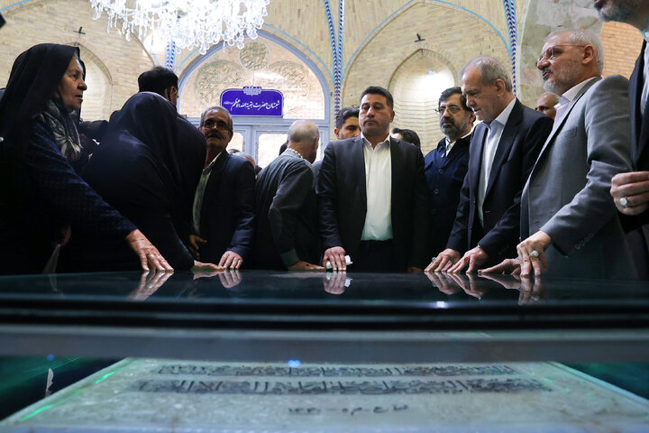 Photos: Pres. Pezeshkian visits Hazrat Masoumeh holy shrine in Qom