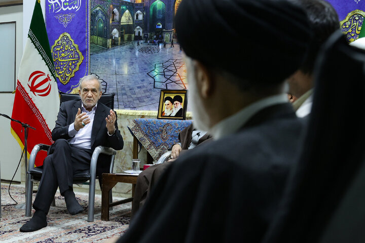Photos: Pres. Pezeshkian visits Hazrat Masoumeh holy shrine in Qom