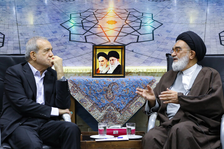 Photos: Pres. Pezeshkian visits Hazrat Masoumeh holy shrine in Qom