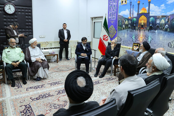 Photos: Pres. Pezeshkian visits Hazrat Masoumeh holy shrine in Qom