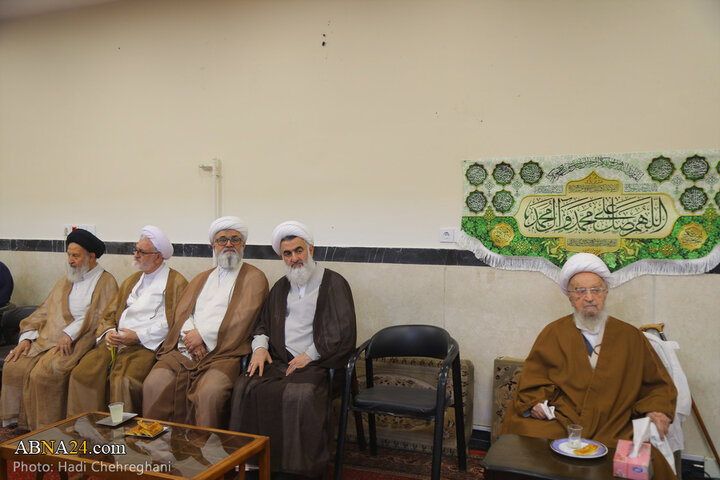 آیین عمامه‌گذاری طلاب حوزه علمیه قم به دست آیت‌الله مکارم شیرازی