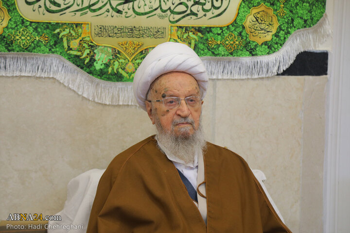 آیین عمامه‌گذاری طلاب حوزه علمیه قم به دست آیت‌الله مکارم شیرازی