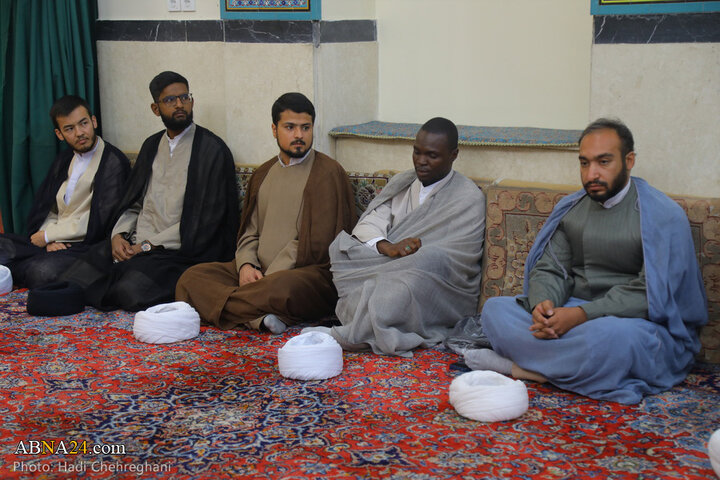 آیین عمامه‌گذاری طلاب حوزه علمیه قم به دست آیت‌الله مکارم شیرازی