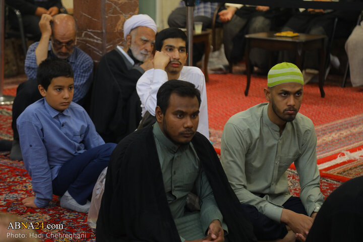 آیین عمامه‌گذاری طلاب حوزه علمیه قم به دست آیت‌الله مکارم شیرازی
