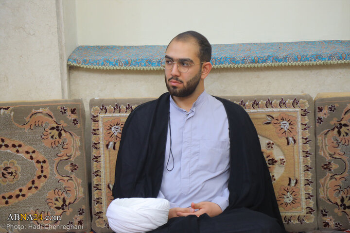 آیین عمامه‌گذاری طلاب حوزه علمیه قم به دست آیت‌الله مکارم شیرازی
