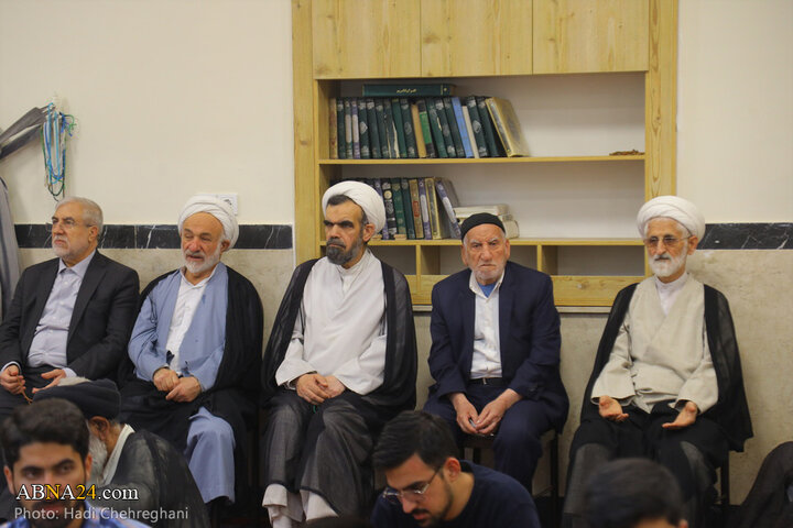 آیین عمامه‌گذاری طلاب حوزه علمیه قم به دست آیت‌الله مکارم شیرازی