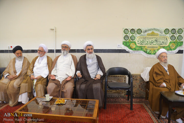 آیین عمامه‌گذاری طلاب حوزه علمیه قم به دست آیت‌الله مکارم شیرازی