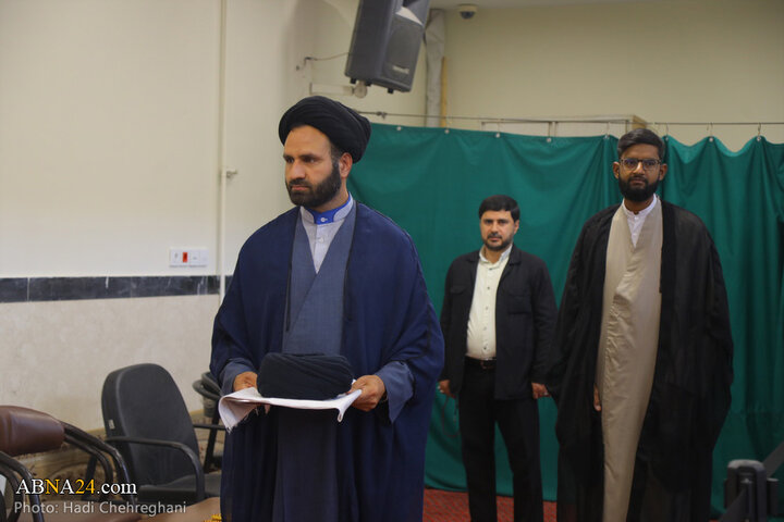 آیین عمامه‌گذاری طلاب حوزه علمیه قم به دست آیت‌الله مکارم شیرازی