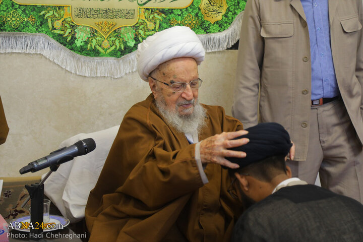 آیین عمامه‌گذاری طلاب حوزه علمیه قم به دست آیت‌الله مکارم شیرازی