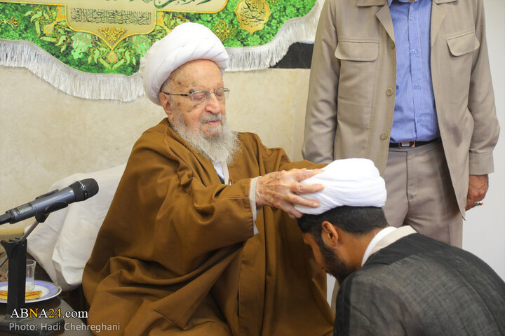 آیین عمامه‌گذاری طلاب حوزه علمیه قم به دست آیت‌الله مکارم شیرازی