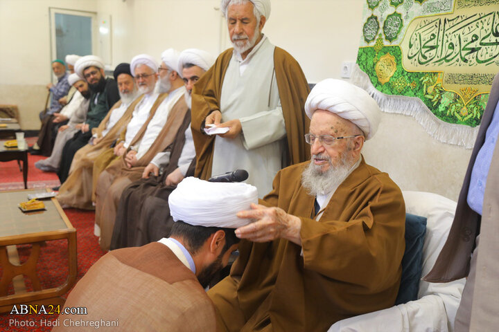 آیین عمامه‌گذاری طلاب حوزه علمیه قم به دست آیت‌الله مکارم شیرازی