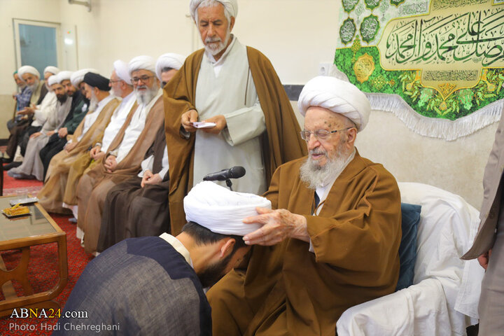 آیین عمامه‌گذاری طلاب حوزه علمیه قم به دست آیت‌الله مکارم شیرازی