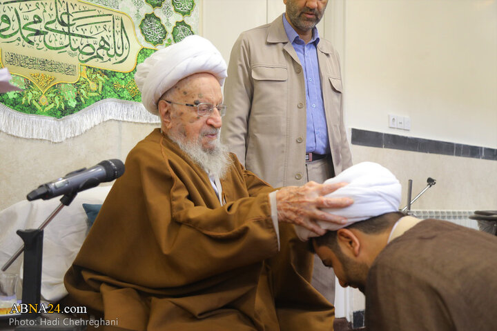 آیین عمامه‌گذاری طلاب حوزه علمیه قم به دست آیت‌الله مکارم شیرازی