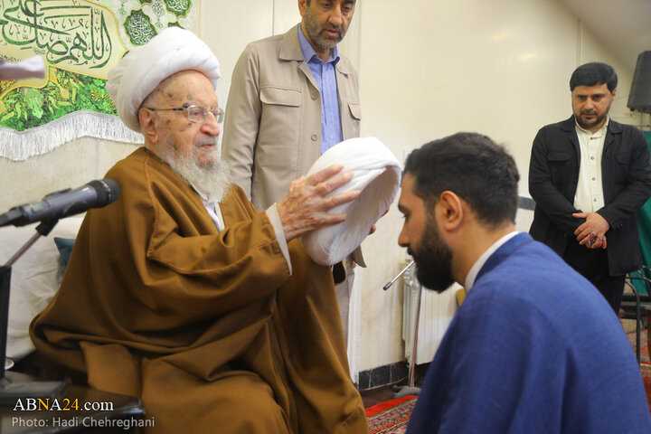 آیین عمامه‌گذاری طلاب حوزه علمیه قم به دست آیت‌الله مکارم شیرازی