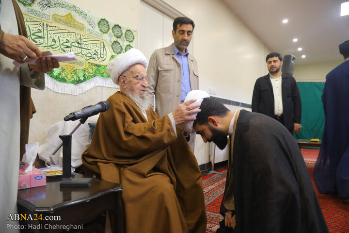 آیین عمامه‌گذاری طلاب حوزه علمیه قم به دست آیت‌الله مکارم شیرازی