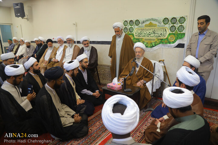 آیین عمامه‌گذاری طلاب حوزه علمیه قم به دست آیت‌الله مکارم شیرازی