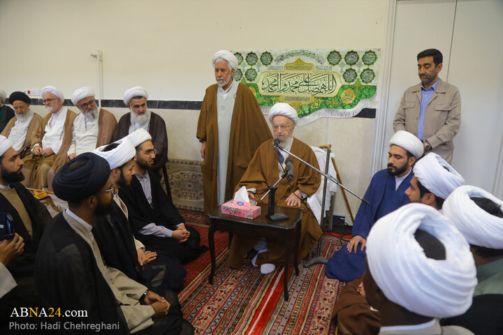 آیین عمامه‌گذاری طلاب حوزه علمیه قم به دست آیت‌الله مکارم شیرازی