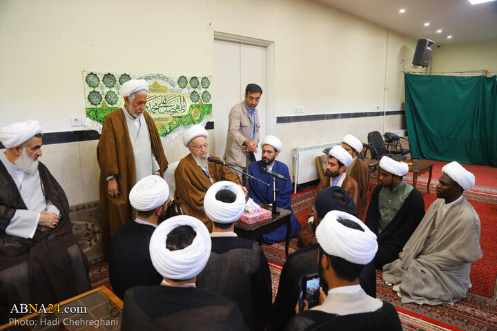 آیین عمامه‌گذاری طلاب حوزه علمیه قم به دست آیت‌الله مکارم شیرازی
