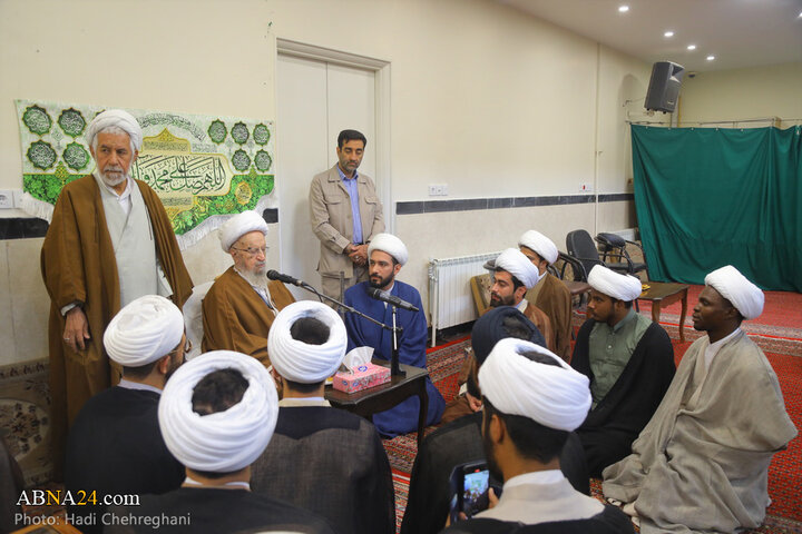 آیین عمامه‌گذاری طلاب حوزه علمیه قم به دست آیت‌الله مکارم شیرازی