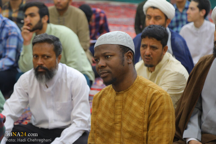 آیین عمامه‌گذاری طلاب حوزه علمیه قم به دست آیت‌الله مکارم شیرازی