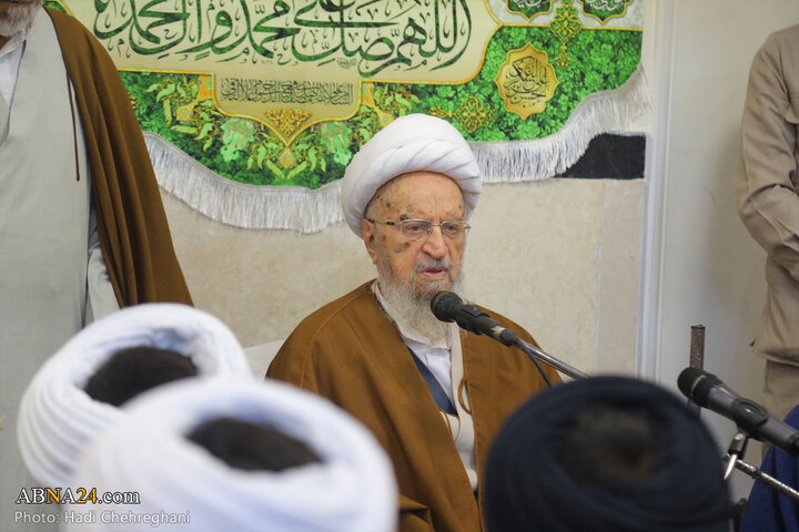 آیین عمامه‌گذاری طلاب حوزه علمیه قم به دست آیت‌الله مکارم شیرازی