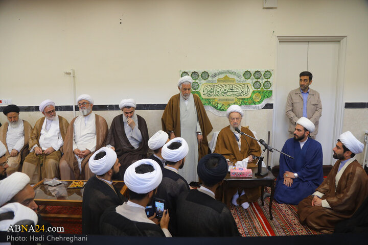 آیین عمامه‌گذاری طلاب حوزه علمیه قم به دست آیت‌الله مکارم شیرازی