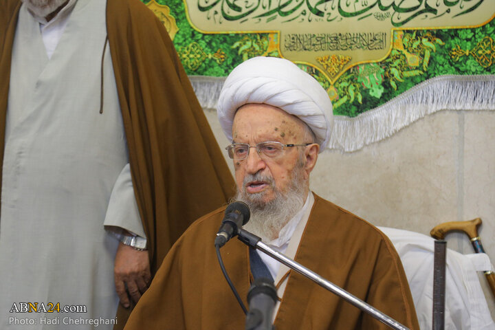 آیین عمامه‌گذاری طلاب حوزه علمیه قم به دست آیت‌الله مکارم شیرازی
