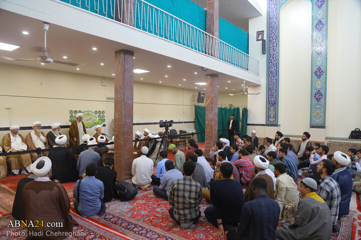 آیین عمامه‌گذاری طلاب حوزه علمیه قم به دست آیت‌الله مکارم شیرازی