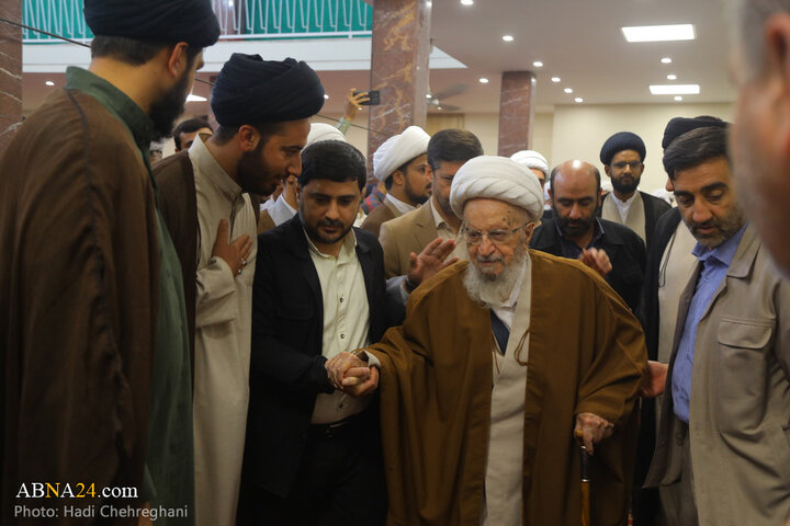 آیین عمامه‌گذاری طلاب حوزه علمیه قم به دست آیت‌الله مکارم شیرازی