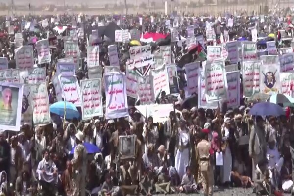 Yemeni people celebrate victory over US, Israel in Saada province