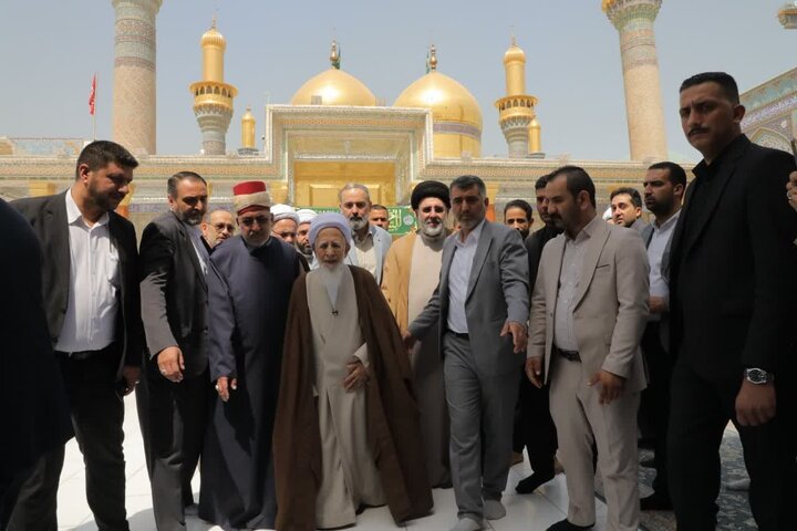 وداع آیت‌الله جوادی آملی با مرقد مطهر امامین کاظمین(ع)