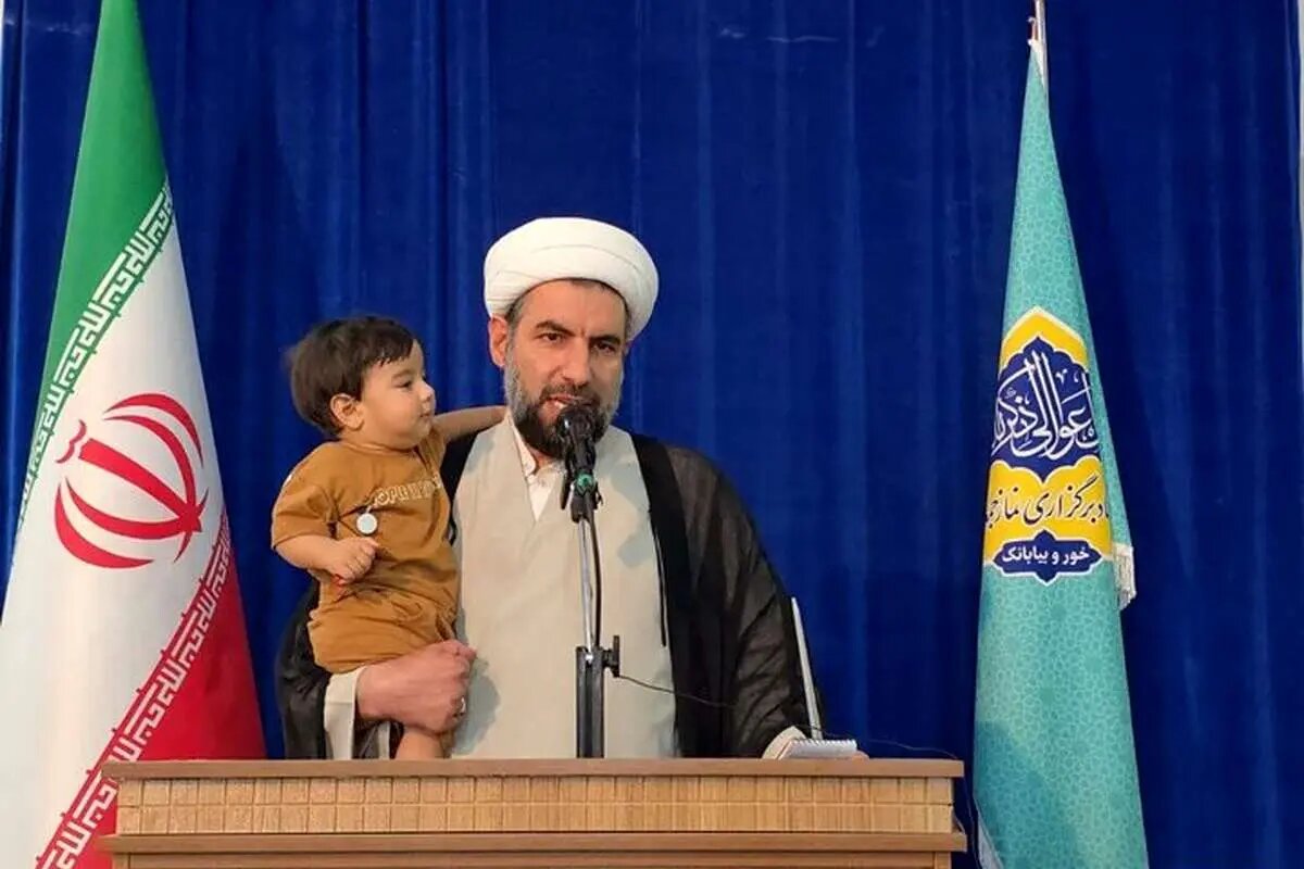 امام جمعه خور و بیابانک با فرزند چهارمش خطبه خواند + عکس