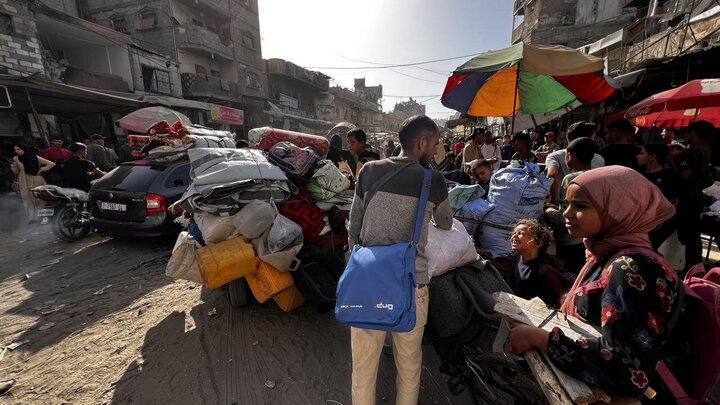 Photos: Palestinians migrate from Khan Yunis after threats from Zionist regime