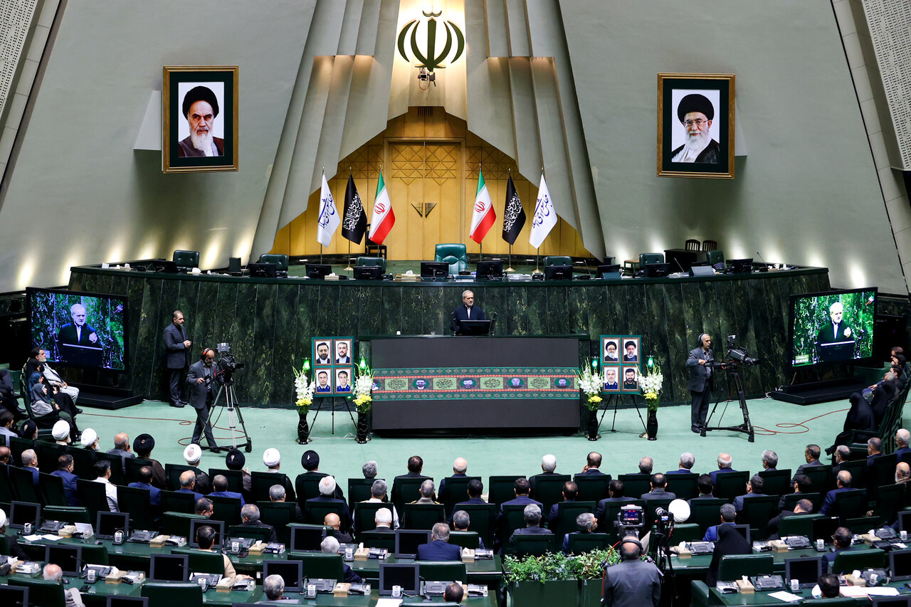 Iranian parliament pays tribute to Martyrs of Service