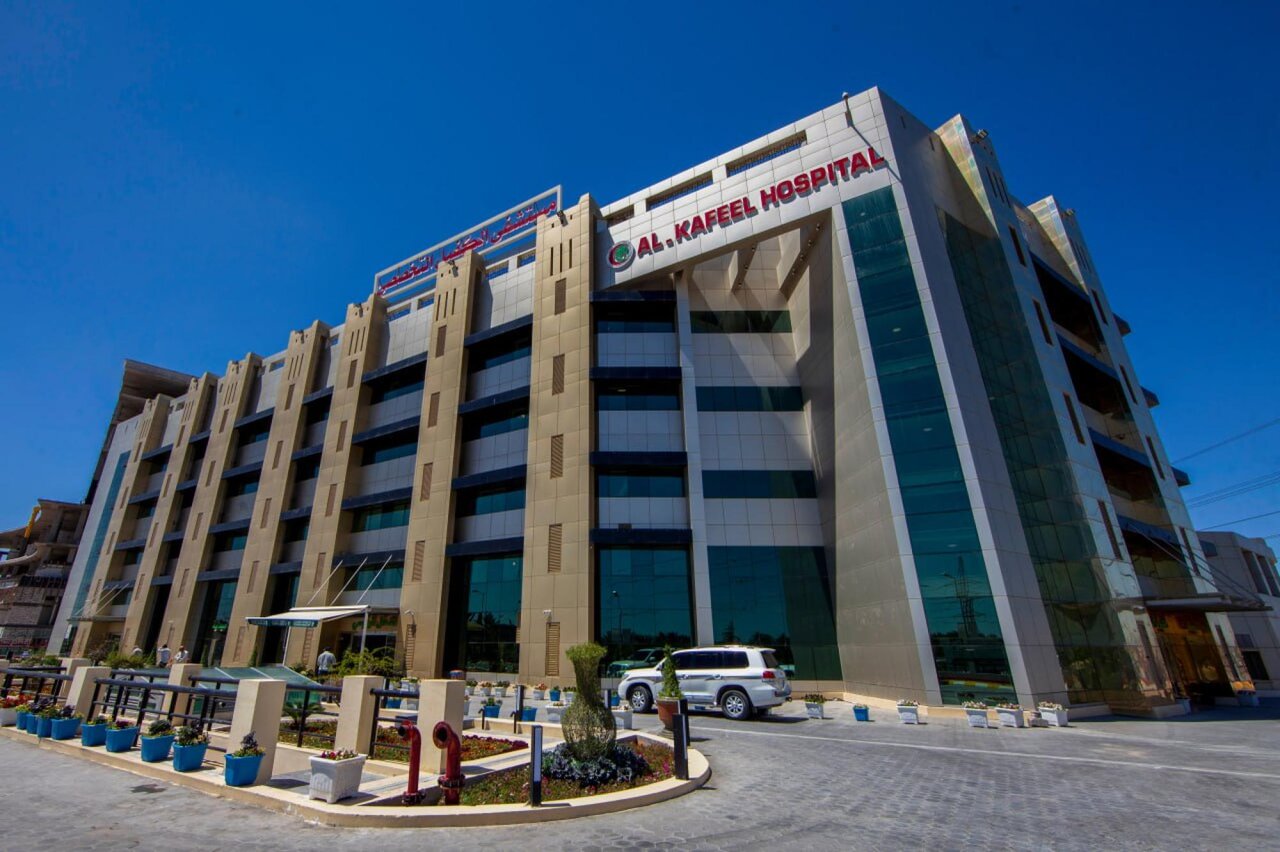 At Al-Kafeel Hospital... A medical team successfully removes a large kidney stone after an endoscopic procedure