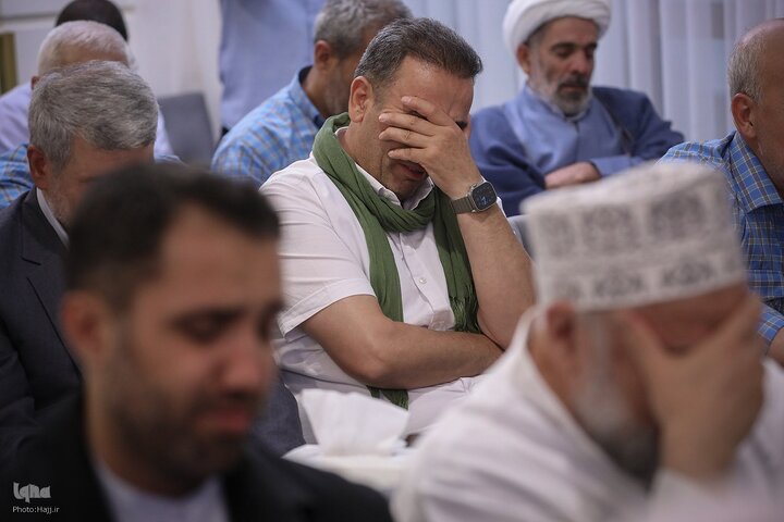 Photos: Hajj pilgrims recite Kumayl Supplication near Prophet’s Mosque in Medina