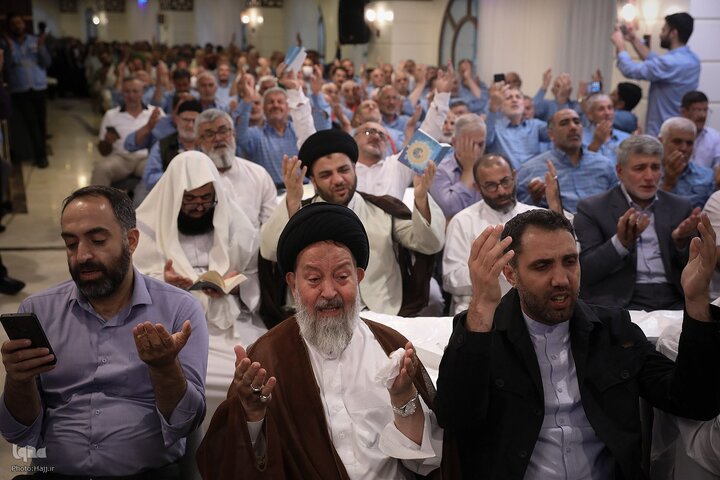 Photos: Hajj pilgrims recite Kumayl Supplication near Prophet’s Mosque in Medina